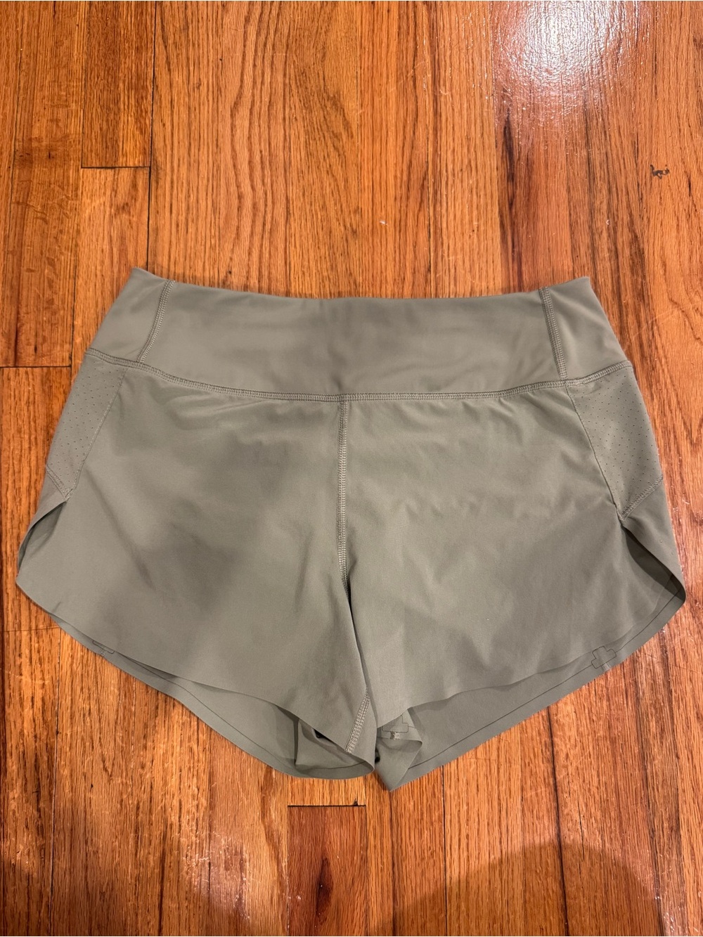 Athleta Run With It 3.5” Short - Picture 2 of 4